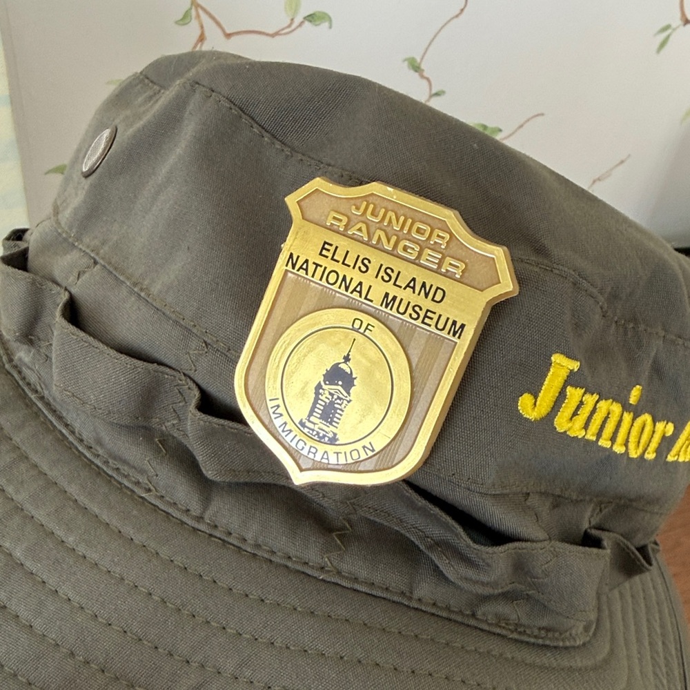 Junior Ranger Hat and National Parks of the USA Hardcover Book by Kate Siber - Picture 12 of 16